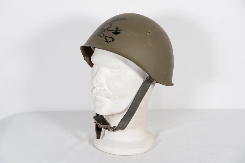 Überholter italienischer "Kriegshelm" M.33 aus den 50er Jahren
