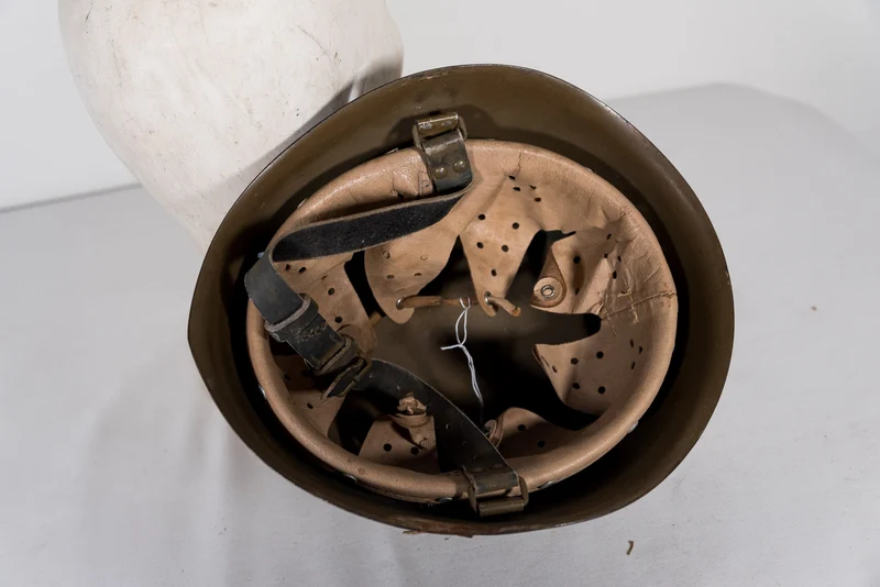 Überholter italienischer "Kriegshelm" M.33 aus den 50er Jahren