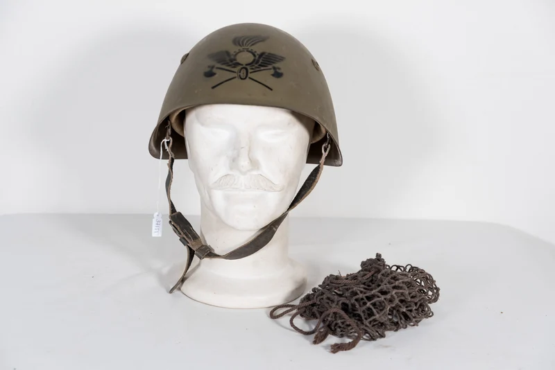 Überholter italienischer "Kriegshelm" M.33 aus den 60er Jahren