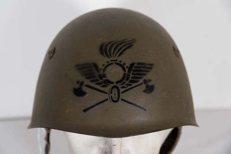 Überholter italienischer "Kriegshelm" M.33 aus den 60er Jahren