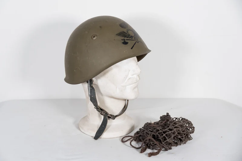 Überholter italienischer "Kriegshelm" M.33 aus den 60er Jahren