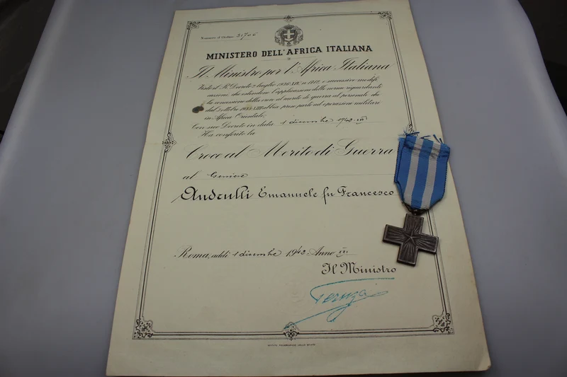 Kriegsverdienstkreuz, komplett mit Band und Verleihungsurkunde