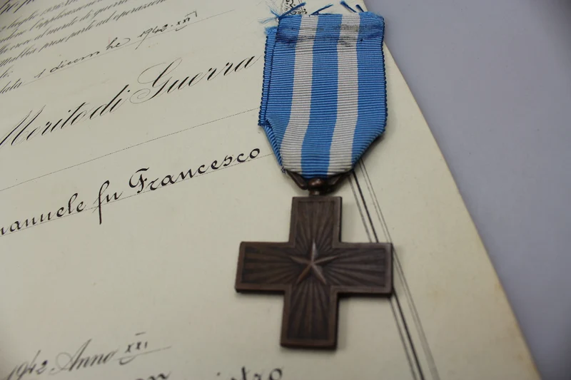 Kriegsverdienstkreuz, komplett mit Band und Verleihungsurkunde