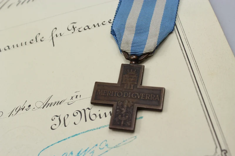 Kriegsverdienstkreuz, komplett mit Band und Verleihungsurkunde