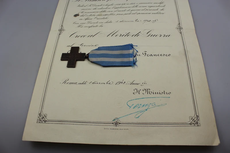 Kriegsverdienstkreuz, komplett mit Band und Verleihungsurkunde
