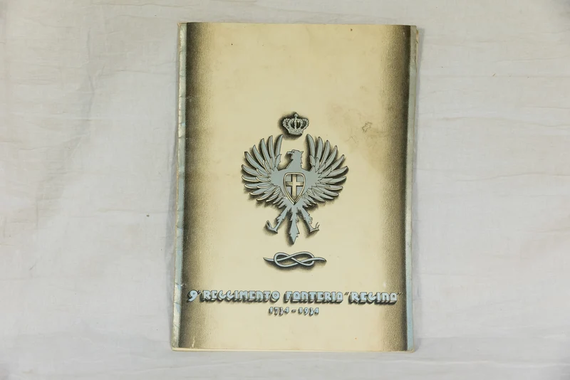 Fotobroschüre mit der Geschichte des 9. Regina-Regiments der REI