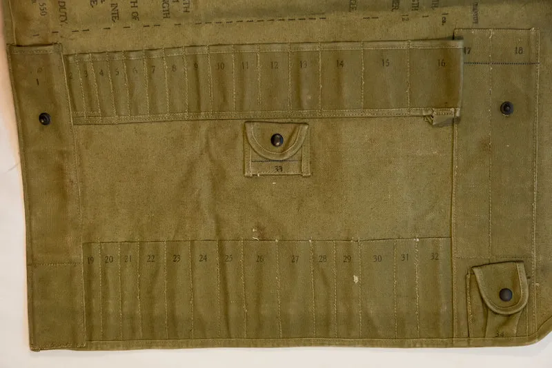 Es führt elektrische Ersatzteile und gewöhnliche Fahrzeuge der US-Armee aus dem 2. Weltkrieg