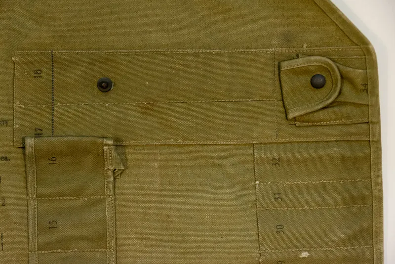Es führt elektrische Ersatzteile und gewöhnliche Fahrzeuge der US-Armee aus dem 2. Weltkrieg