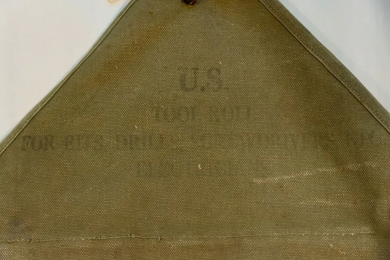 Es führt elektrische Ersatzteile und gewöhnliche Fahrzeuge der US-Armee aus dem 2. Weltkrieg