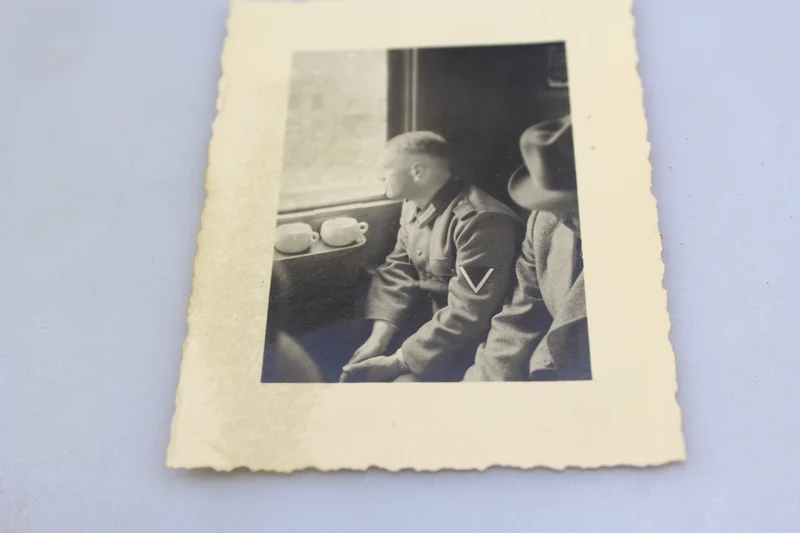 Nr. 4 Fotos und eine als Feldpost verwendete Postkarte,
