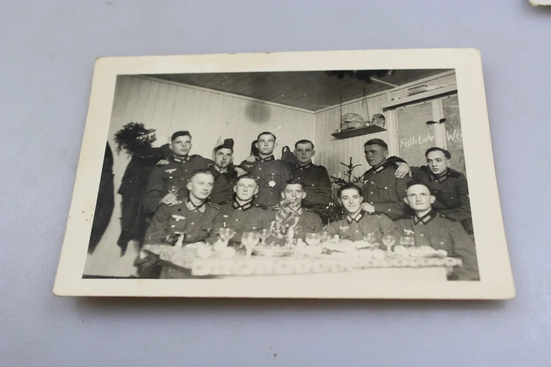 Nr. 4 Fotos und eine als Feldpost verwendete Postkarte,