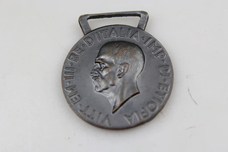 Replik der AOI-Medaille - "Viele Feinde, viel Ehre"