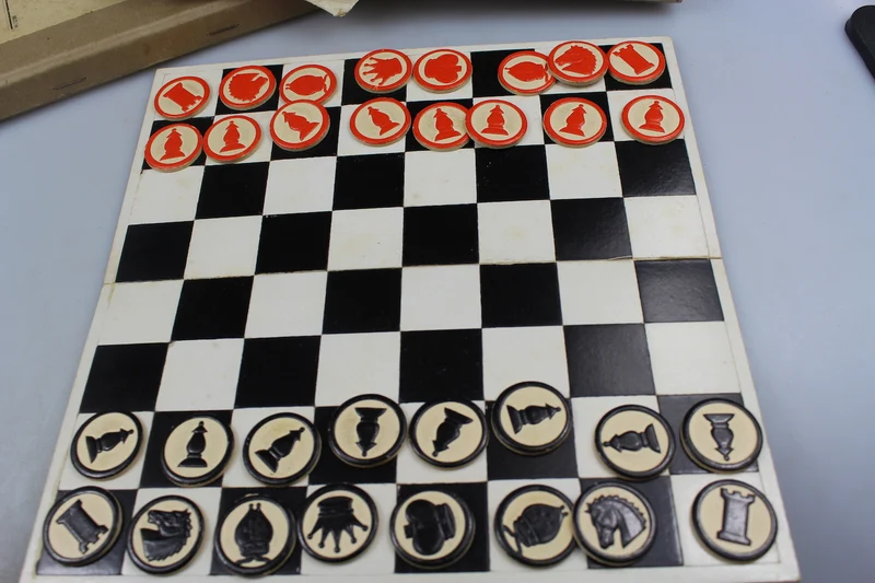 Trio aus Gesellschaftsspielen, Schach, Dame und Feldpostfilet