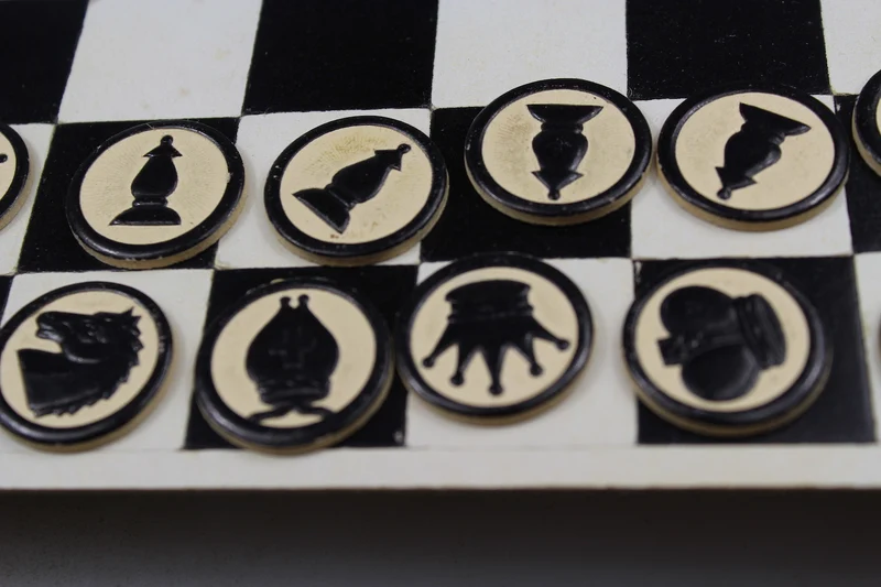 Trio aus Gesellschaftsspielen, Schach, Dame und Feldpostfilet