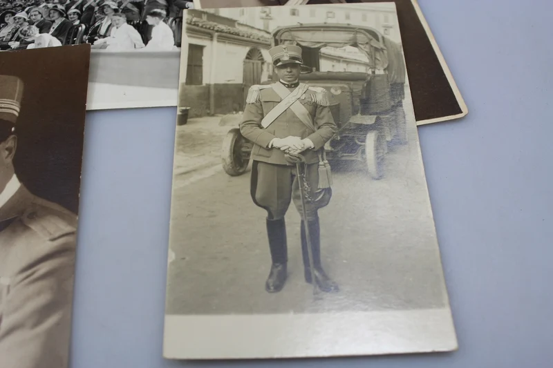# 5 verschiedene Fotos aus den 20er und 30er Jahren, mit Studiofotos von REI-Offizieren