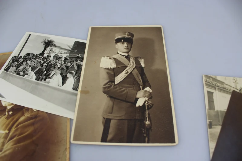 # 5 verschiedene Fotos aus den 20er und 30er Jahren, mit Studiofotos von REI-Offizieren