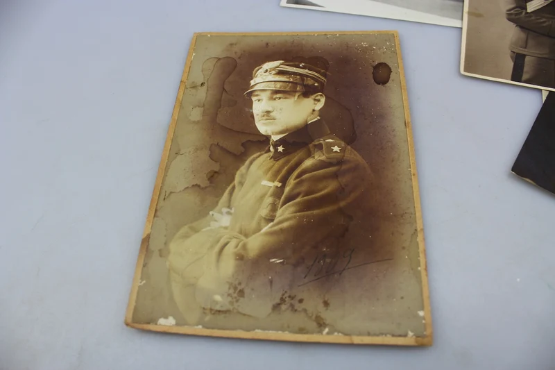 # 5 verschiedene Fotos aus den 20er und 30er Jahren, mit Studiofotos von REI-Offizieren