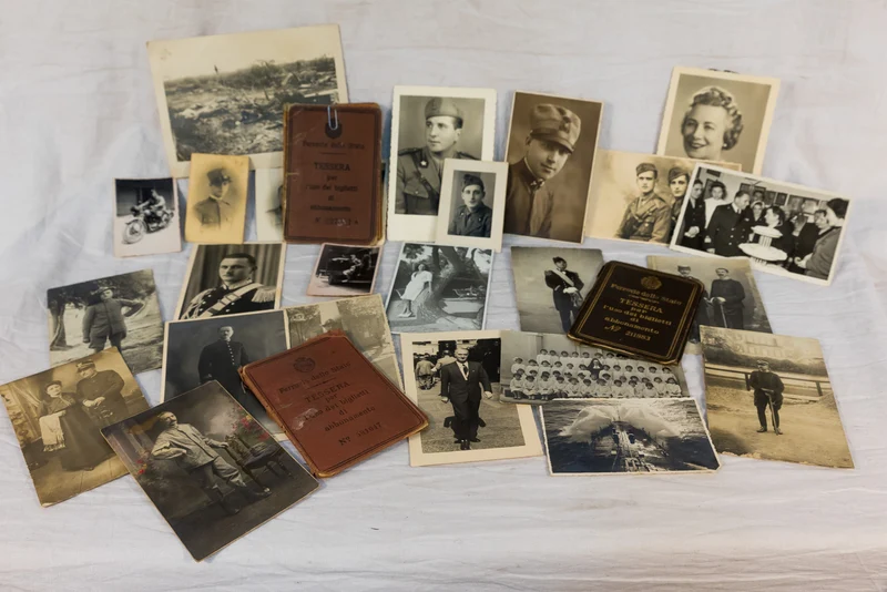 Nr. 25 Fotos und drei weitere Dokumente, alle aus einer Familie