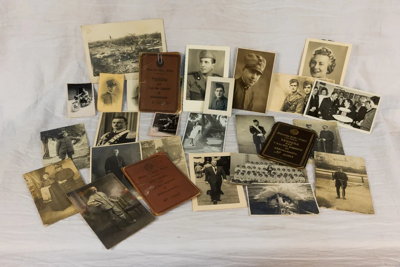 Nr. 25 Fotos und drei weitere Dokumente, alle aus einer Familie