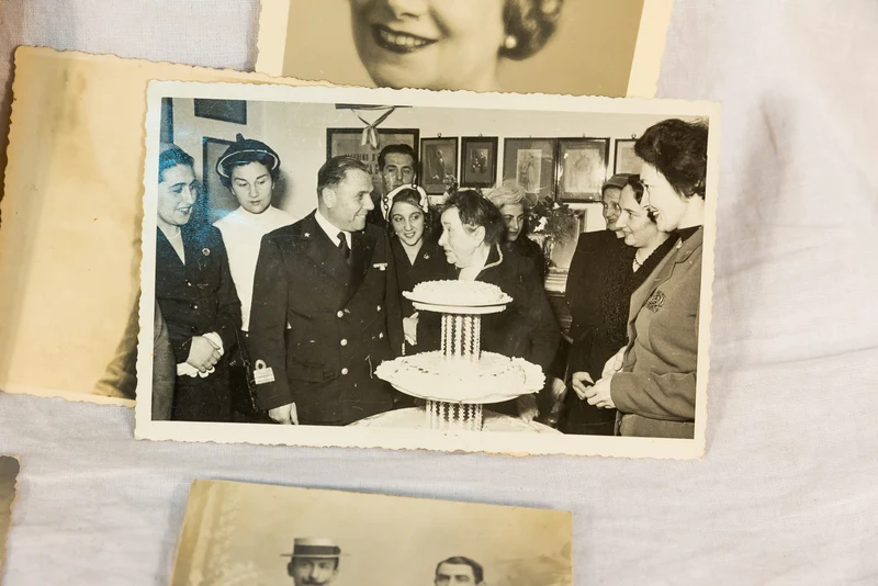 Nr. 25 Fotos und drei weitere Dokumente, alle aus einer Familie