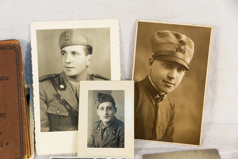 Nr. 25 Fotos und drei weitere Dokumente, alle aus einer Familie