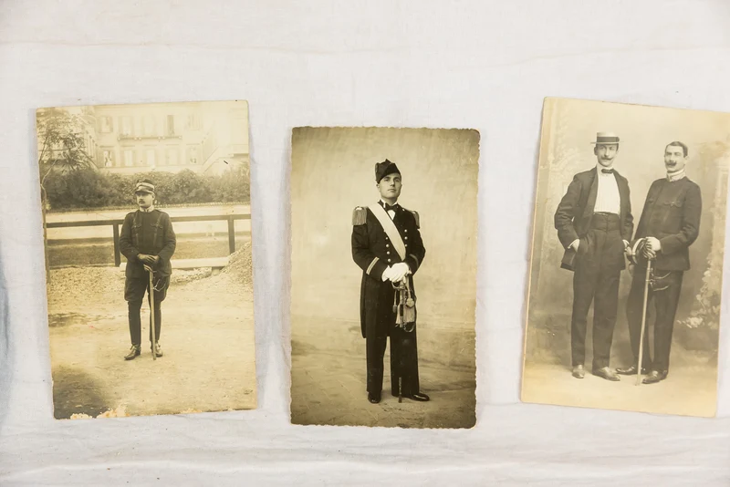 Nr. 25 Fotos und drei weitere Dokumente, alle aus einer Familie