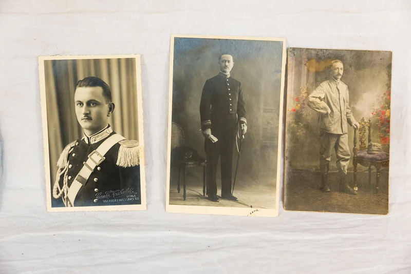 Nr. 25 Fotos und drei weitere Dokumente, alle aus einer Familie