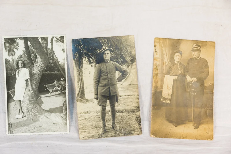 Nr. 25 Fotos und drei weitere Dokumente, alle aus einer Familie