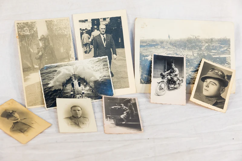 Nr. 25 Fotos und drei weitere Dokumente, alle aus einer Familie