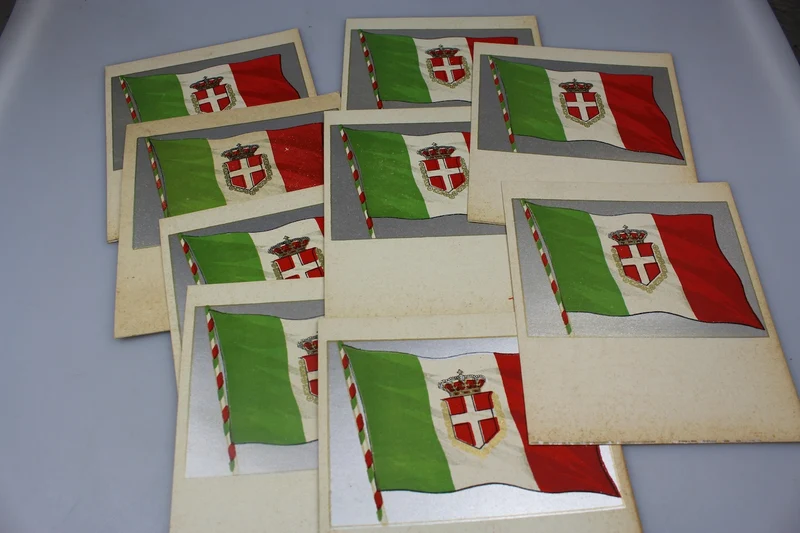 Nr. 9 Karten (14x12), die die dreifarbige Kriegsflagge darstellen