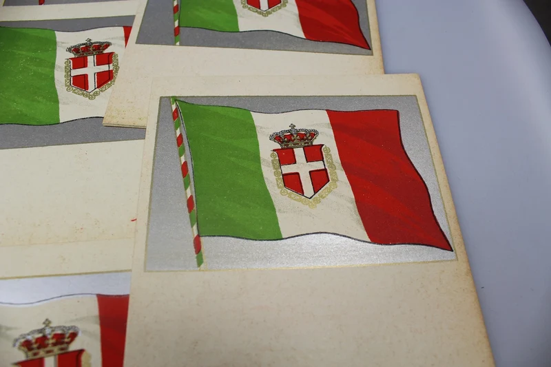 Nr. 9 Karten (14x12), die die dreifarbige Kriegsflagge darstellen