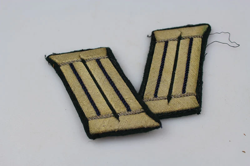 Paar offizielle Heer-Insignien