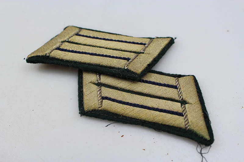 Paar offizielle Heer-Insignien