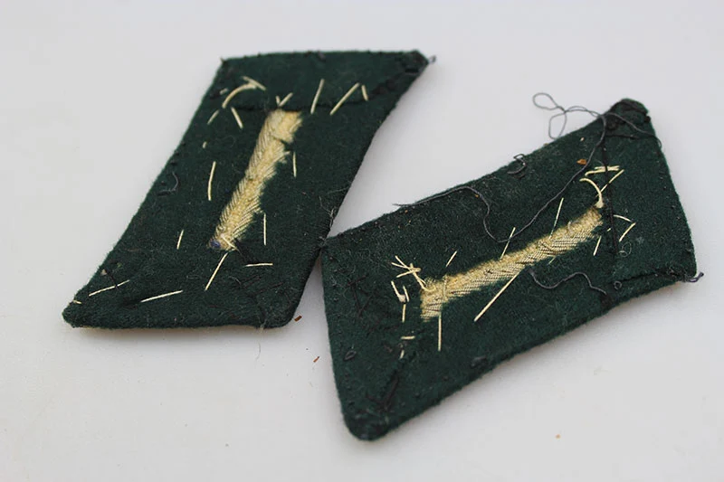 Paar offizielle Heer-Insignien