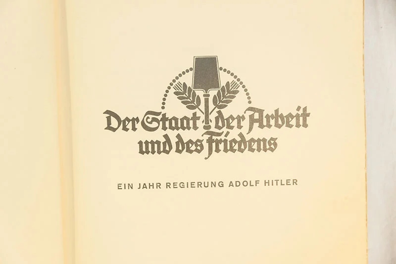 Stickeralbum "Der Staat der Arbeit und des Friedens".