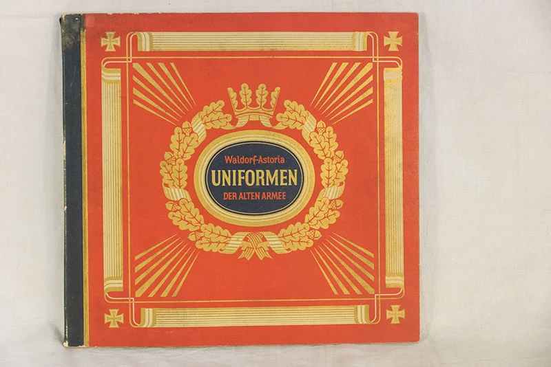 Stickeralbum „Uniformen der Alten Armee“.