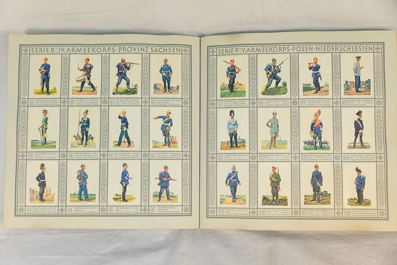 Stickeralbum „Uniformen der Alten Armee“.