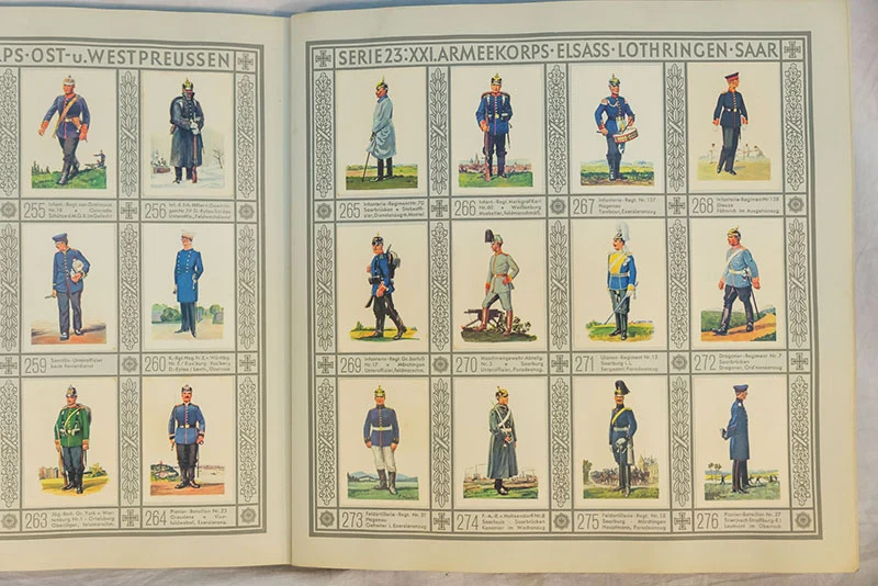 Stickeralbum „Uniformen der Alten Armee“.