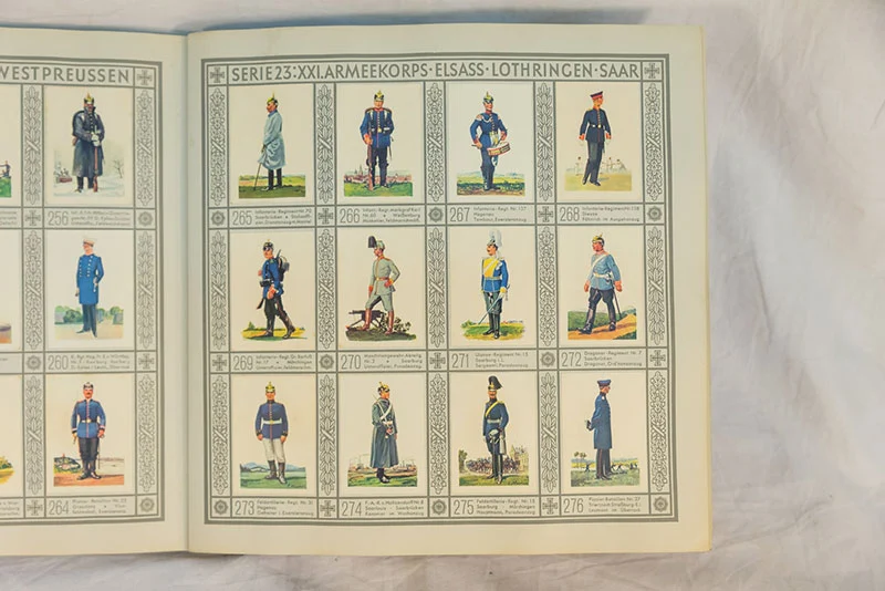 Stickeralbum „Uniformen der Alten Armee“.