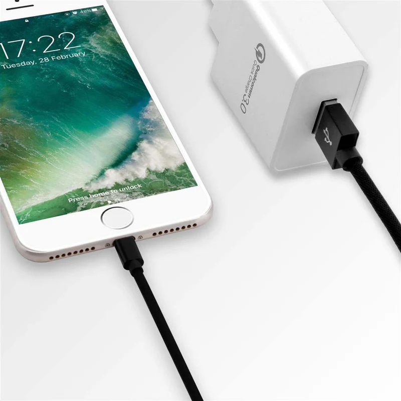 Cadorabo USB Kabel 1 Meter USB Kabel 2.4A kompatibel mit Apple Geräten z.B. Smartphones, Tablets, Laptops und mehr - Ladegerät Ladekabel Adapter