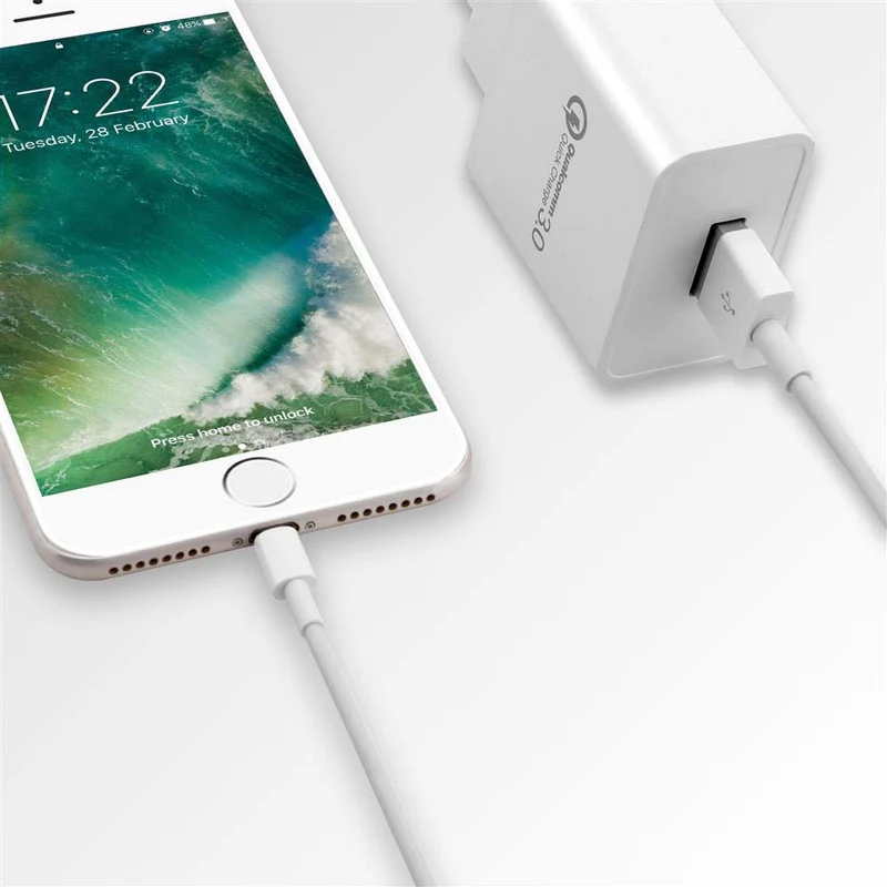 Cadorabo Quick Charge USB Netzteil 18W 5V / 3.0A Schnelllade Funktion Ladegerät mit einem Anschluss - Wandladegerät Ladeadapter Ladestecker kompatibel mit Smartphone, Tablet, Navi uvm.