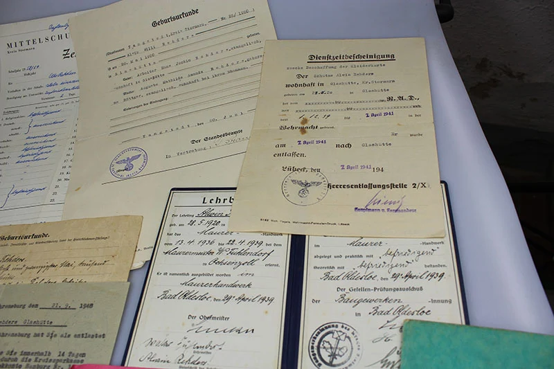 Konvolut Wehrpass und viele weitere Dokumente