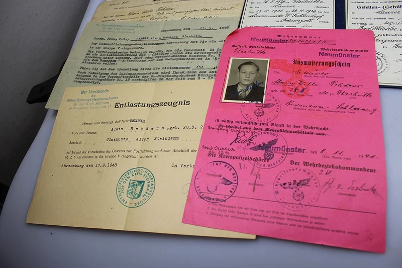 Konvolut Wehrpass und viele weitere Dokumente