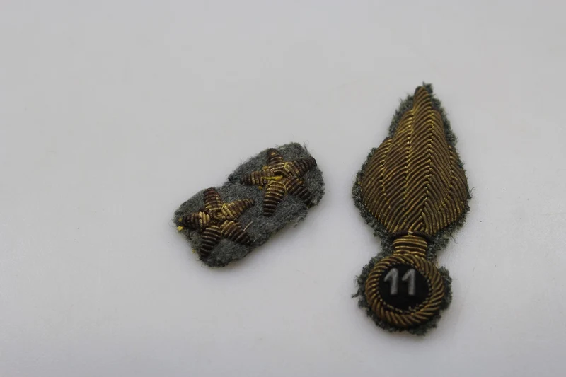 Set mit Mützenabzeichen des Leutnants „Granatieri di Savoia“ aus dem 2. Weltkrieg
