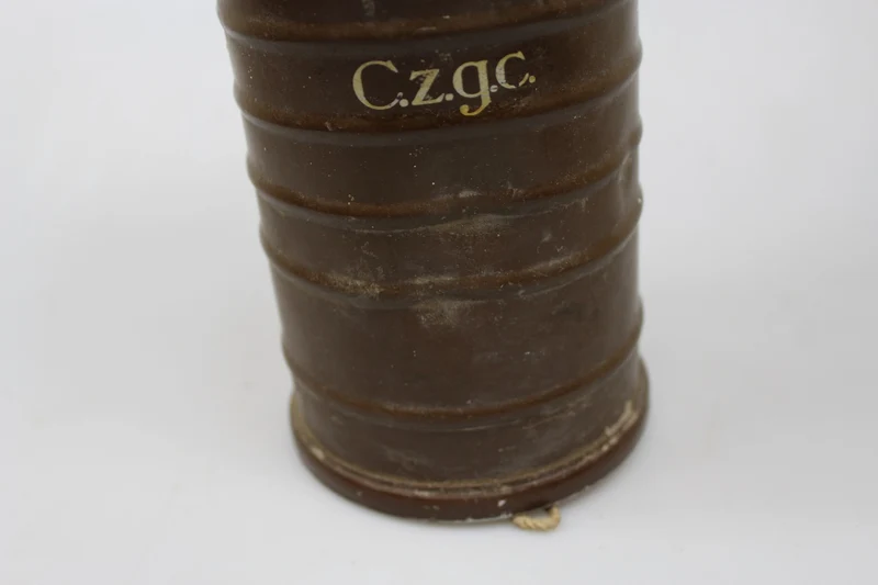 Filter für M.31- und M.33-Gasmasken aus dem Zweiten Weltkrieg
