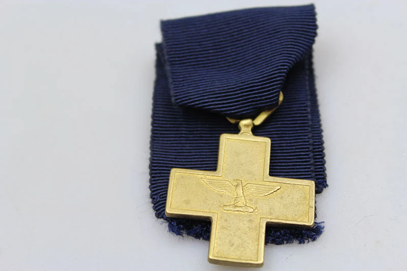 Nachbildung des CSR-Kriegsverdienstkreuzes