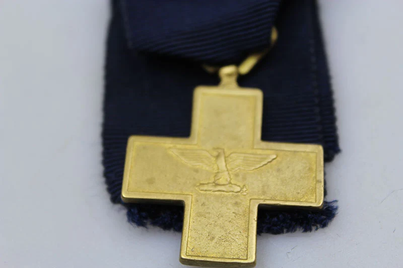 Nachbildung des CSR-Kriegsverdienstkreuzes