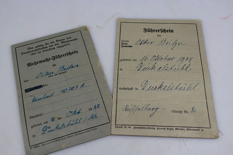 Paar ziviler und militärischer Führerschein der Wehrmacht