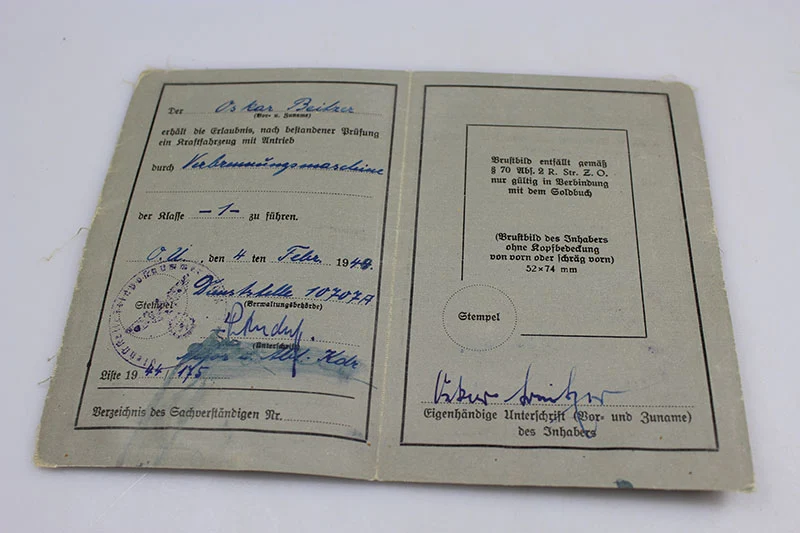 Paar ziviler und militärischer Führerschein der Wehrmacht