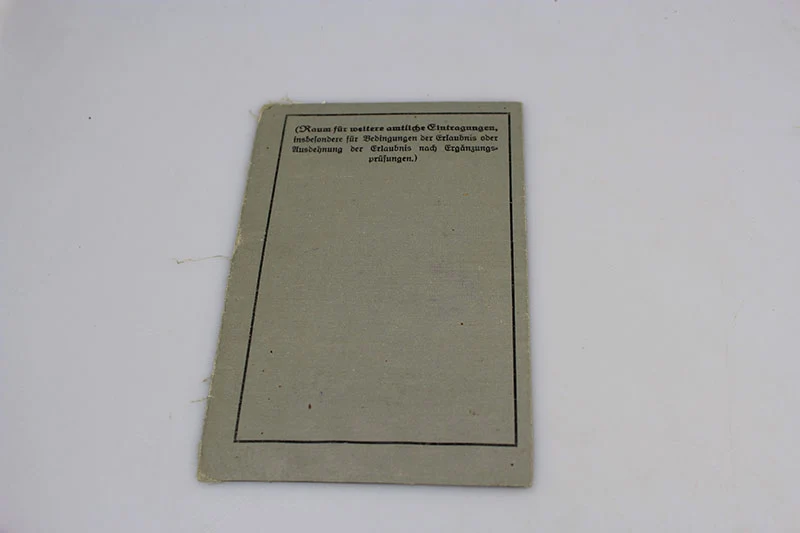Paar ziviler und militärischer Führerschein der Wehrmacht